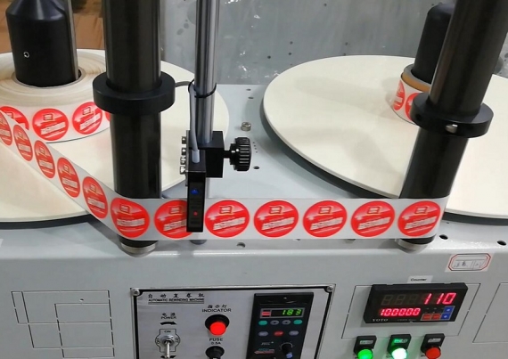 Machine à rembobiner les étiquettes de table