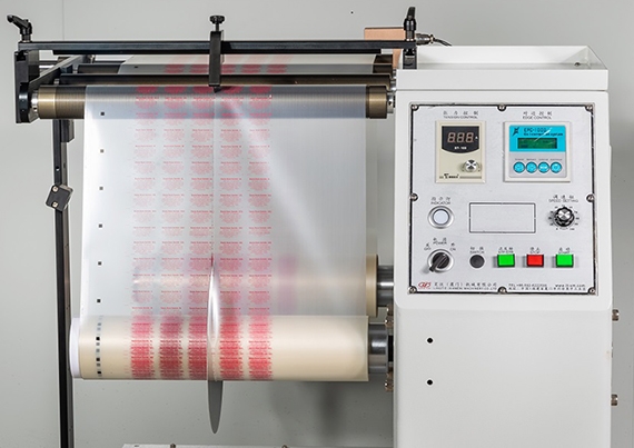 Machine à refendre et à rembobiner les rouleaux de papier thermique à l'état neuf 