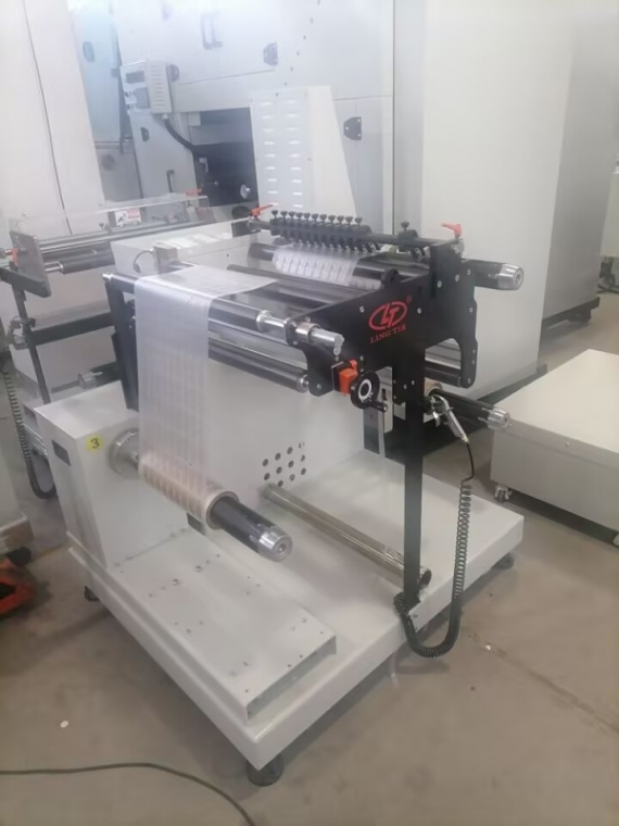 Machine de refendage avec 2 arbres de rembobinage 