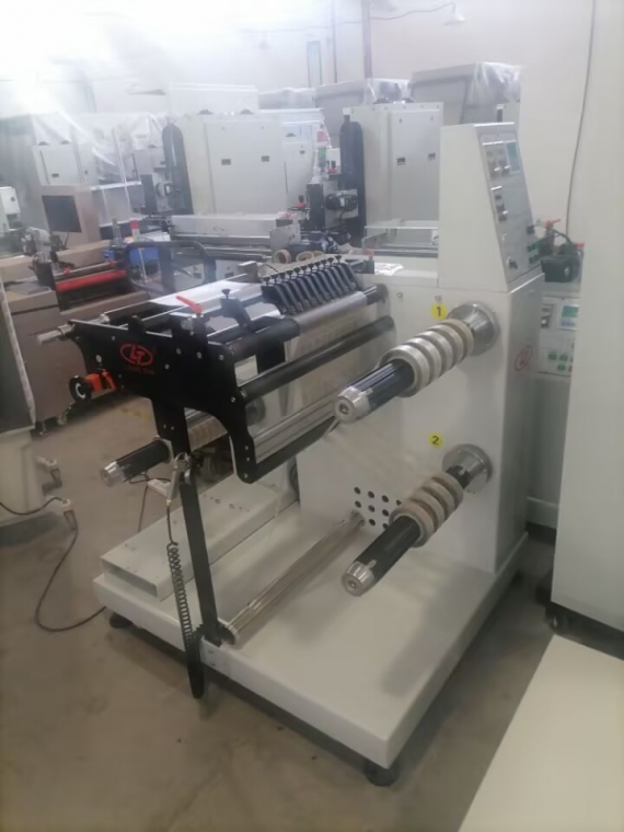 Machine de refendage avec 2 arbres de rembobinage 